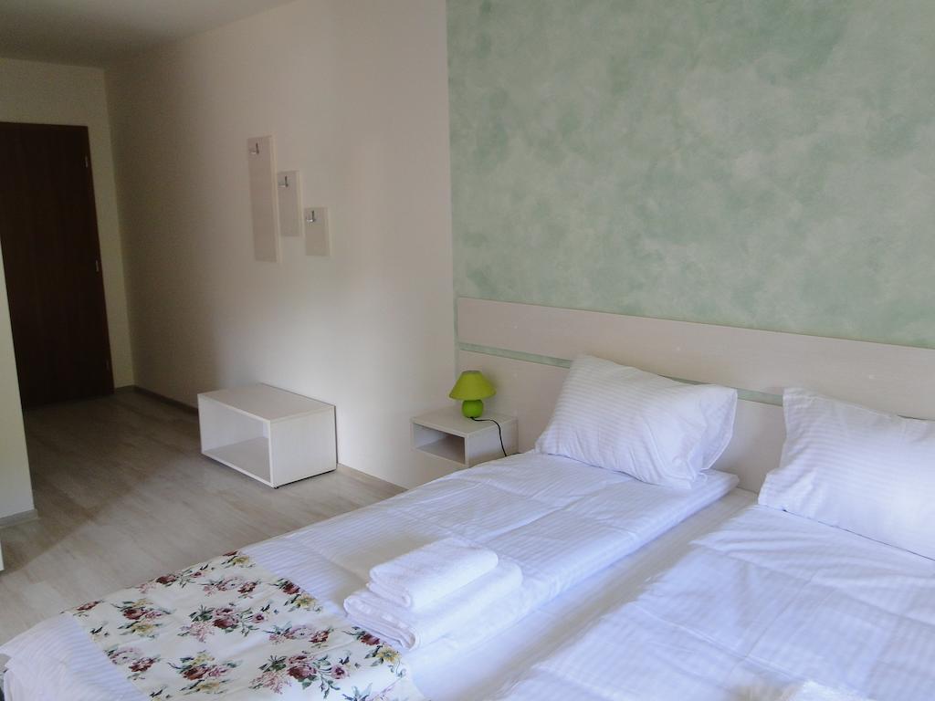 Hotel Dorf Haus Văliug Zimmer foto