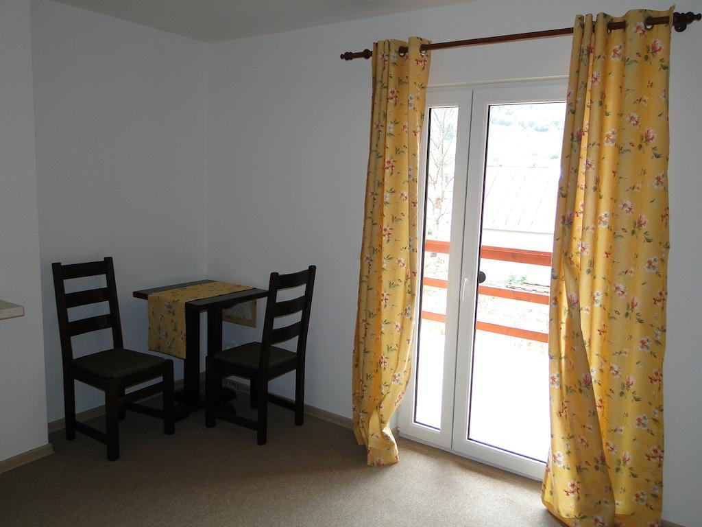 Hotel Dorf Haus Văliug Zimmer foto